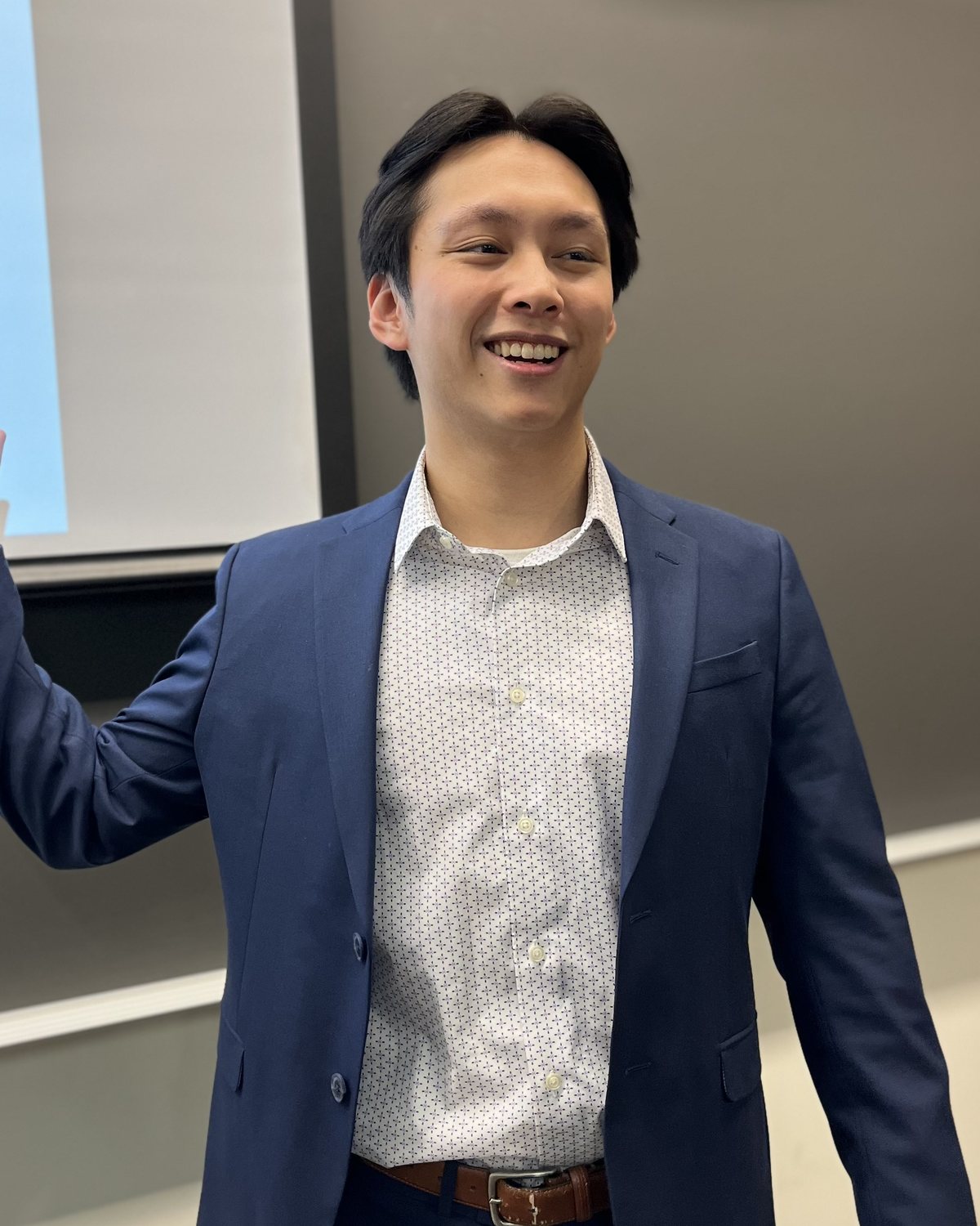 Brandon Qiao presenting a deployment architecture diagram